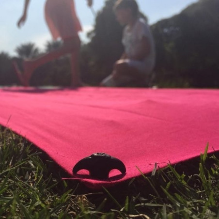Drap de plage XXL+ rouge framboise avec des piquets - Fabriqué en France, responsable, 100% coton